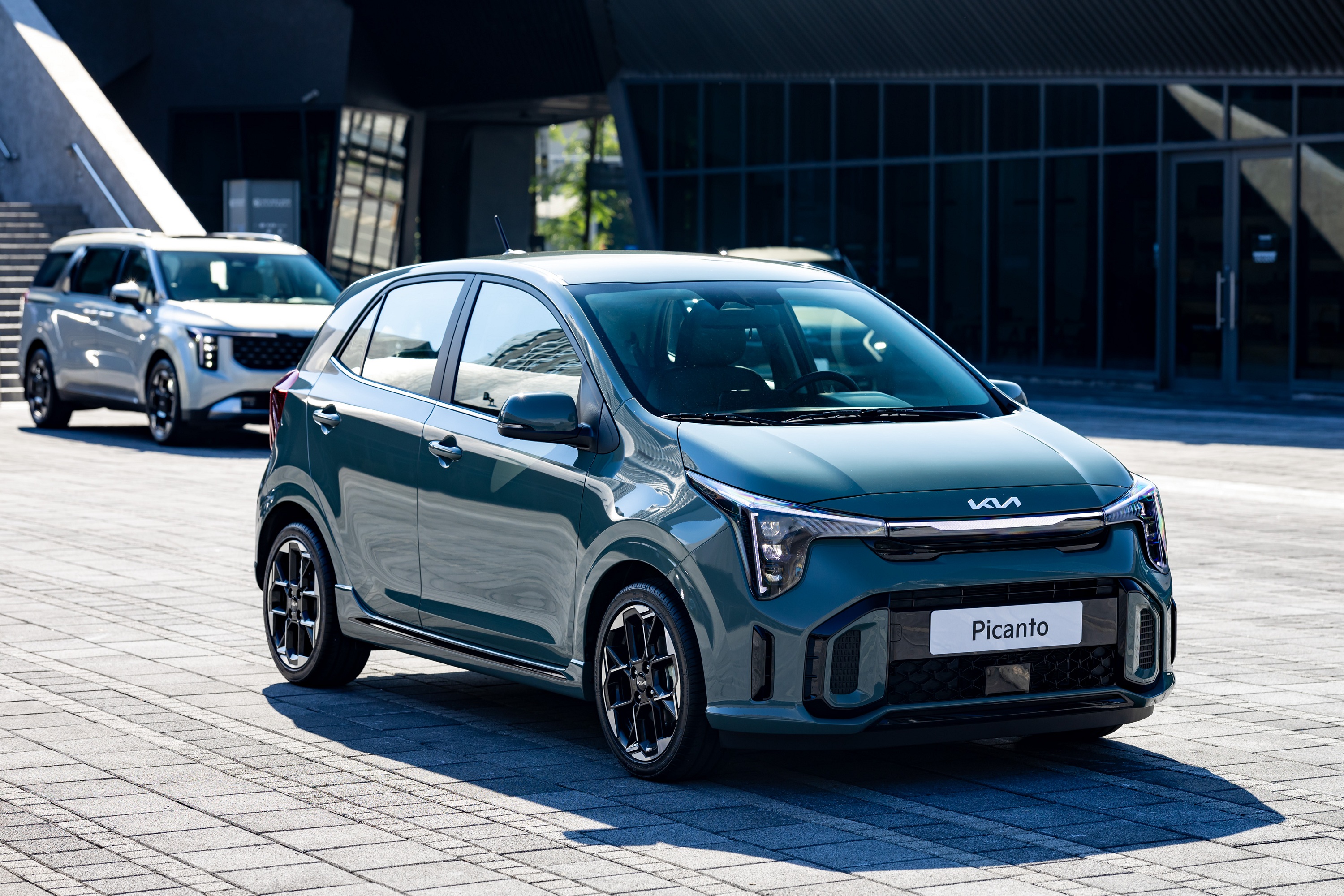 3. 輕奢精品掀背The new Picanto以2,400mm軸距的精巧尺碼，成為穿梭在繁忙都會區的最佳代表車款，上市至今累計銷售已突破1,300台。